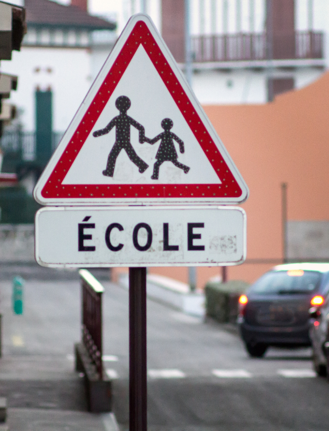 École means school in French