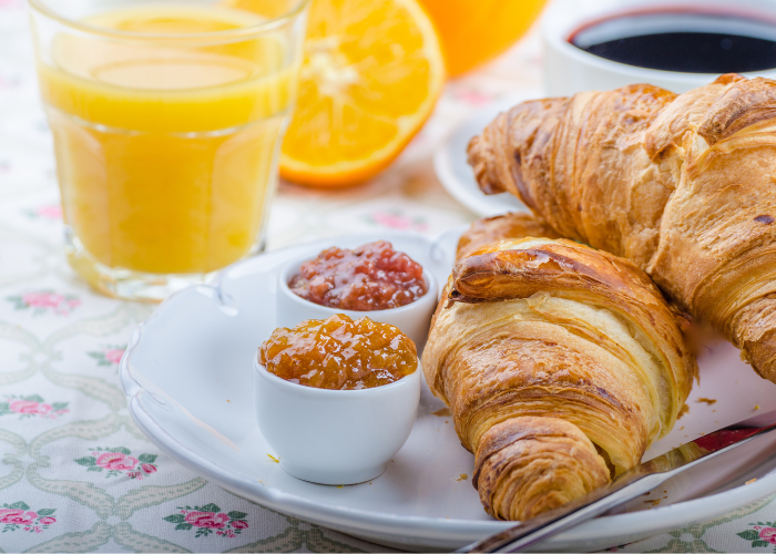 What are the characteristics of a traditional French breakfast