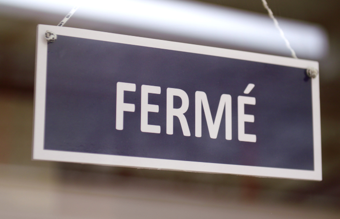 French "fermé" sign