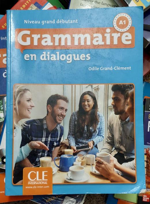 Grammaire en Dialogues A1 - Grand Débutant