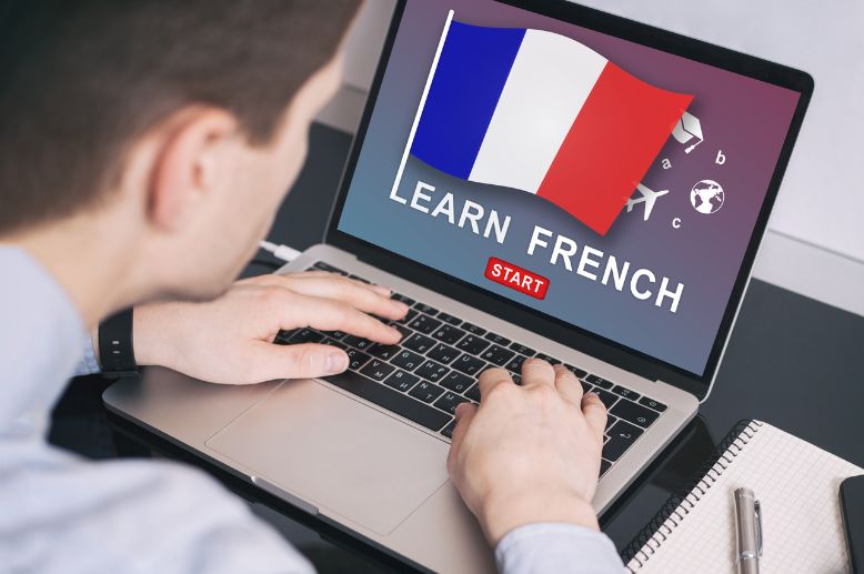 Example of how to use "en ligne" (online) in French: Il apprend le francais en ligne. = He is learning French online.