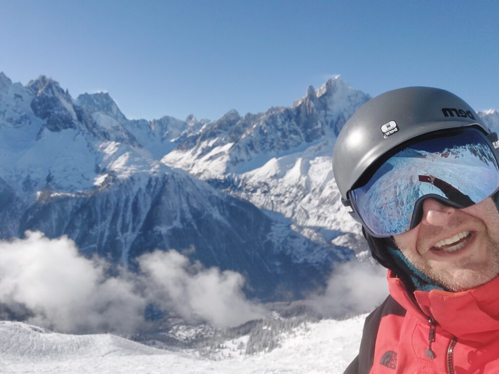 Je devrais faire du ski en France = I should ski in France. This is a pic of me (David, the writer of these word of the day lessons) skiing in Chamonix, France in 2022.